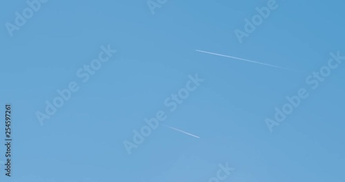 Flugzeuge klein blauer Himmel 4k DCI 50p