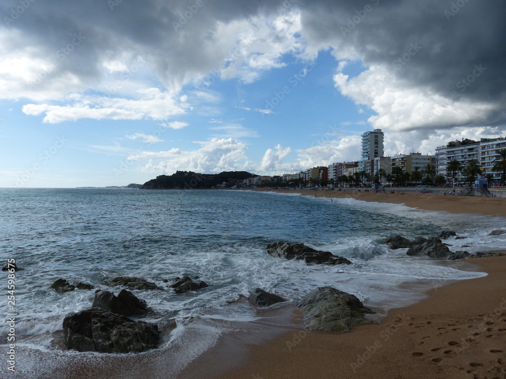 Panorama mit Regenwolken in Lloret de Mar / Katalonien