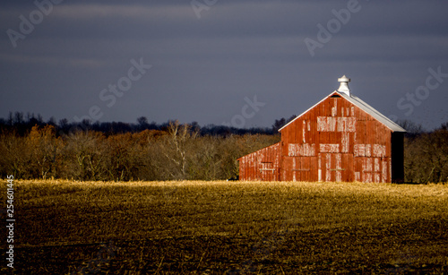 Fototapeta Naklejka Na Ścianę i Meble -  old barn in the field