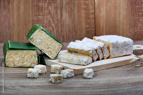 Konstfotografi slices of raw tempeh on cutting board