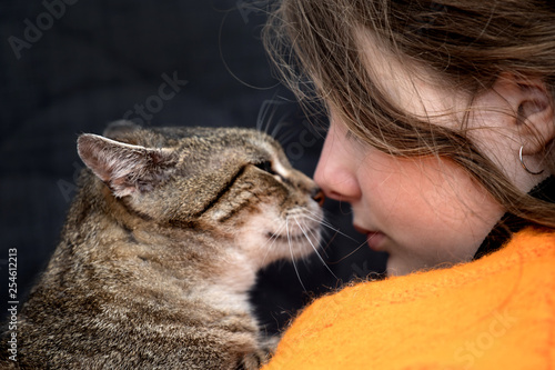 Obraz na płótnie girl with a kitten, cat love w salonie
