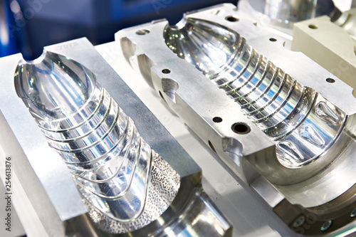 Photos Metal molds for plastic bottles