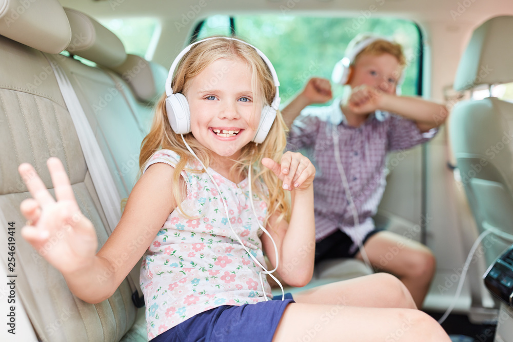 Glückliche Kinder singen zur Musik im Auto Stock Photo