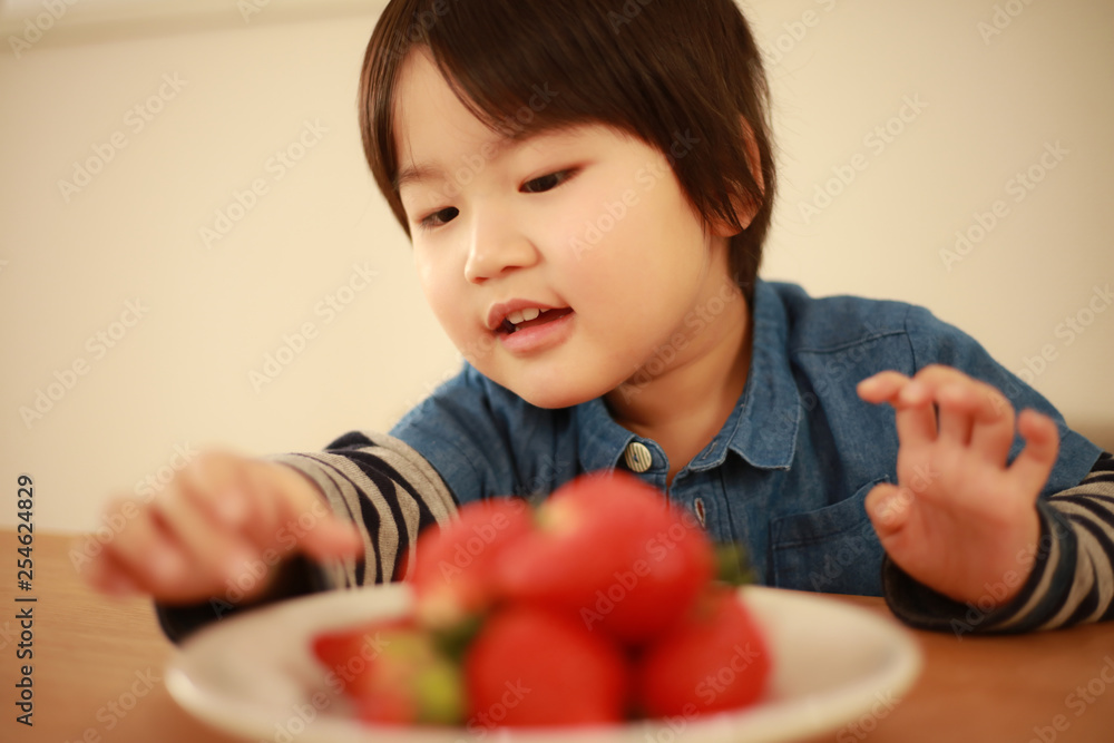 Fototapeta premium イチゴを食べる男の子