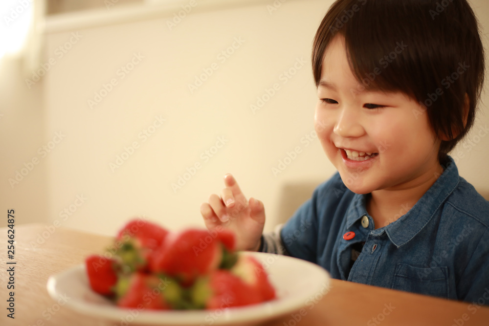 イチゴを食べる男の子 イチゴを食べる男の子