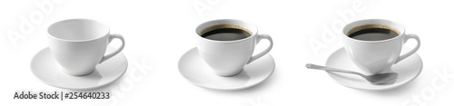 Czarna kawa w filiżance na białym tle