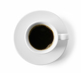Czarna kawa w filiżance na białym tle