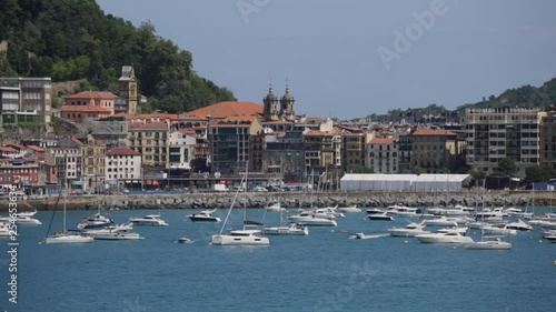 Vista de la parte vieja y el puerto de San Sebastian, Pais Vasco, España