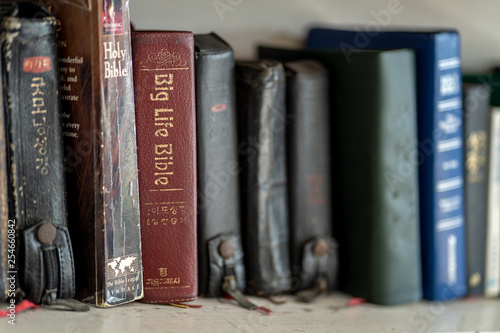 Canvas Print CHIANG MAI, THAILNAD - 24 JANUARY 2019 :  Numerous Holy Bibles sit in a row on wooden shelf