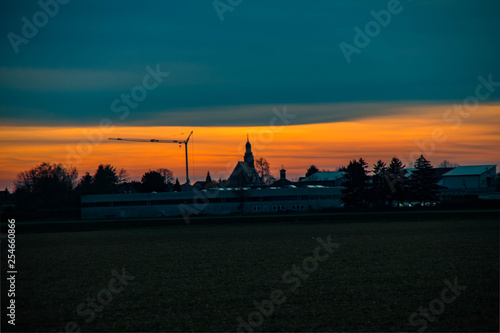 Sonnenuntergang   ber einer  kleinem Dorf