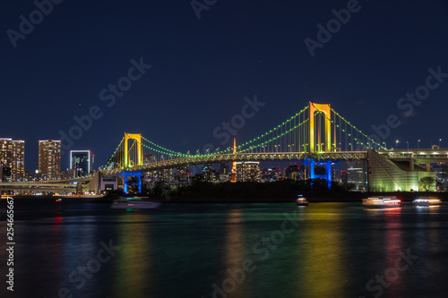 お台場から見たレインボーブリッジと湾岸エリアの夜景