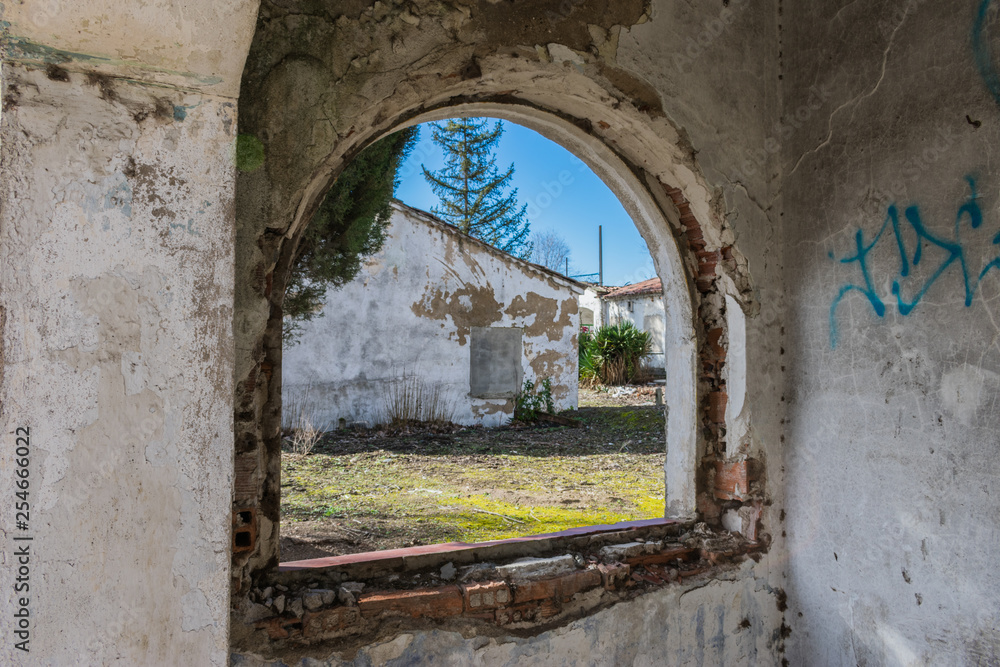 Fototapeta premium abandoned brick house in ruins