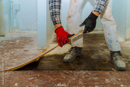 Εκτύπωση καμβά Handyman during work of removing oldlaminated parquet flooring