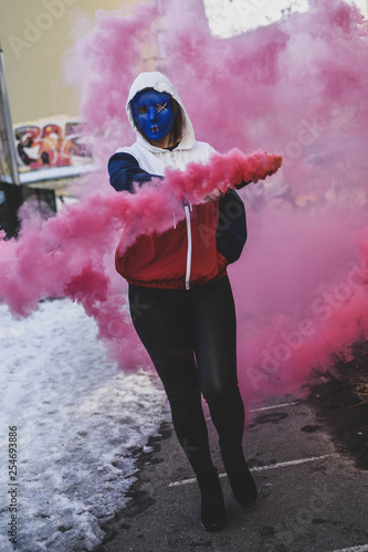 Obraz na płótnie young woman in mask w salonie