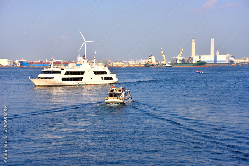 横浜港をいく観光船