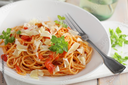 Spaghetti with tomato sauce, parmesan and basil