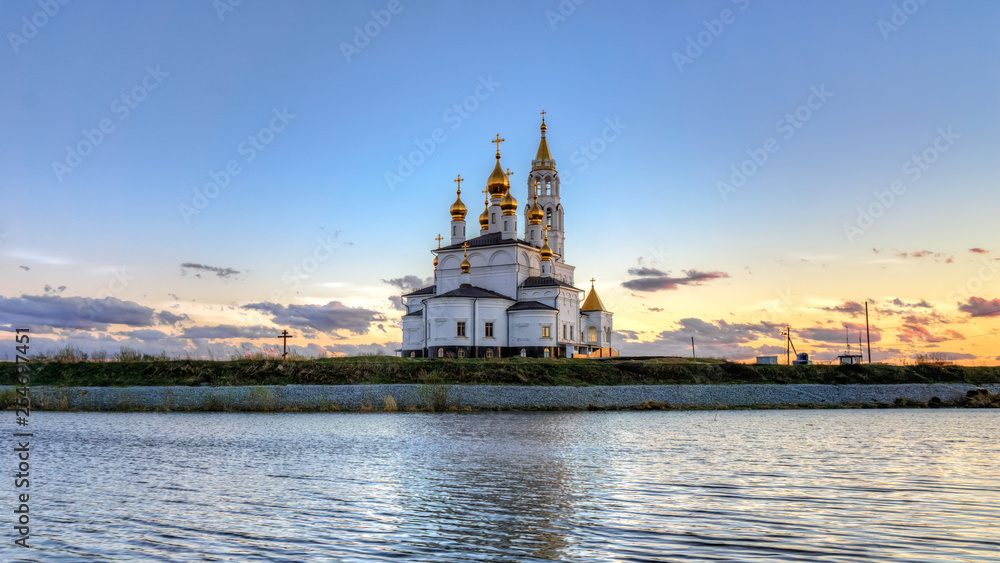 Church of the Holy God's builders at sunset against the backdrop of a clear sky 5