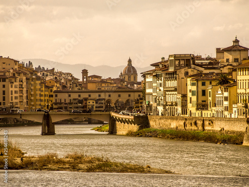 Italia, Toscana, Firenze, la città e il fiume Arno.