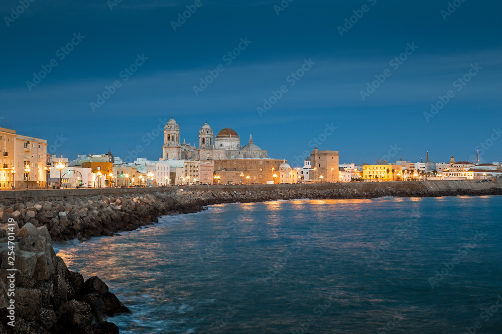 Vista nocturna de Cádiz y de su catedral