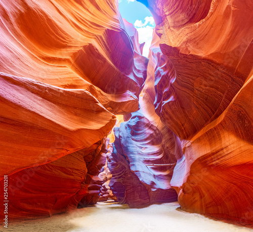 Canvastavla Antelope Canyon is a slot canyon in the American Southwest.