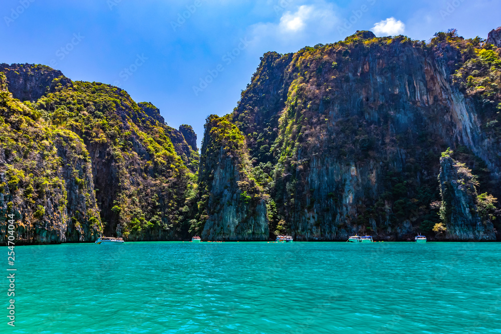 Obraz premium Take a boat to see the beauty of Phi Phi Leh at Pileh Bay and Loh Samah Bay.