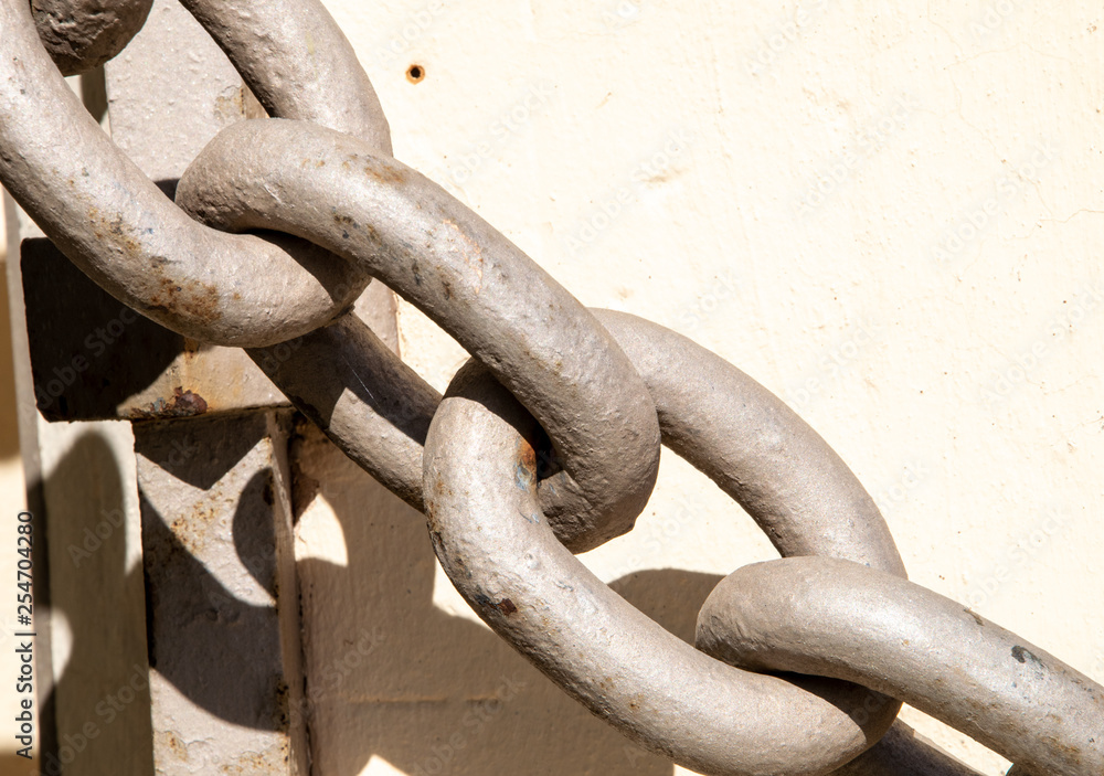 Grandes eslabones de una cadena de hierro para soportar objetos muy  pesados. foto de Stock | Adobe Stock