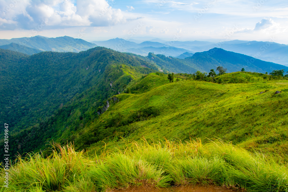 Obraz premium Beautiful mountain landscape in the Phu Chi fa National Park in Chiang Rai Province, Thailand.