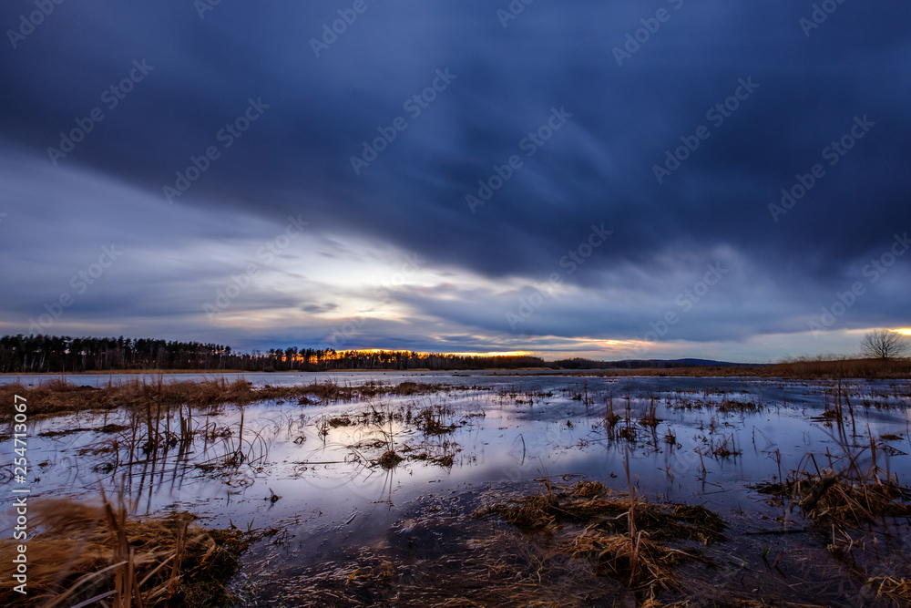 Fototapeta premium wildes Wetter über dem See