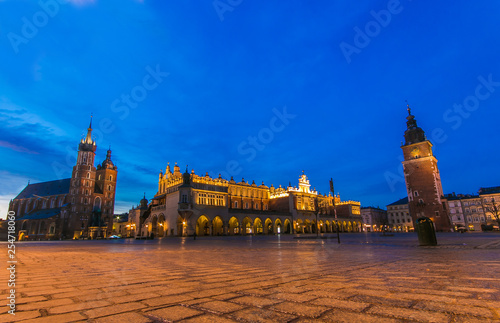 Splendida panoramica della famosa piazza medievale del mercato di Cracovia di Notte photo