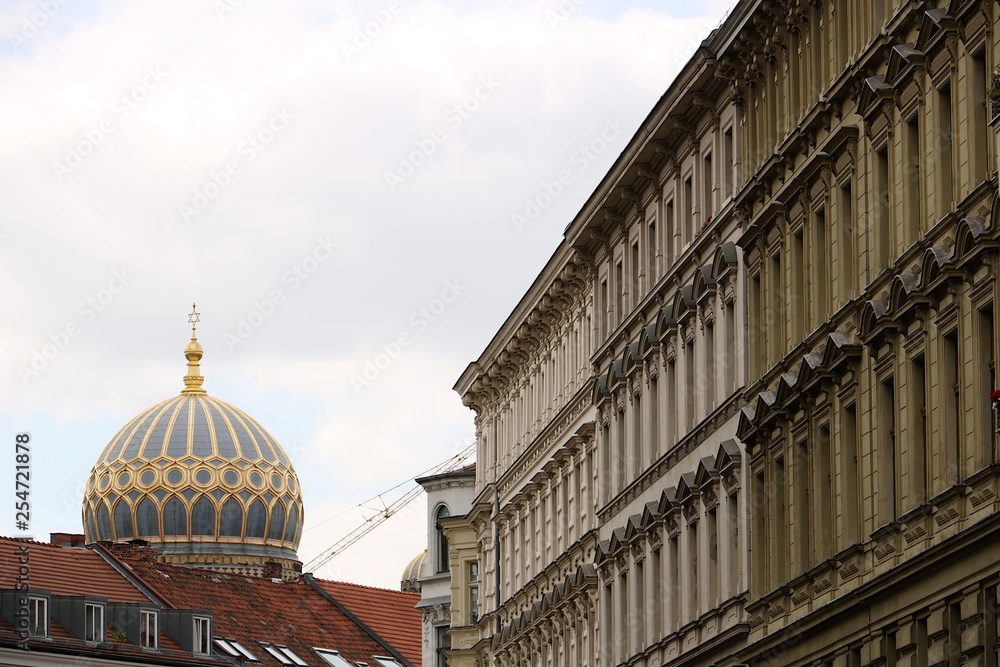 Obraz premium A building in Berlin and the dome of the synagogue
