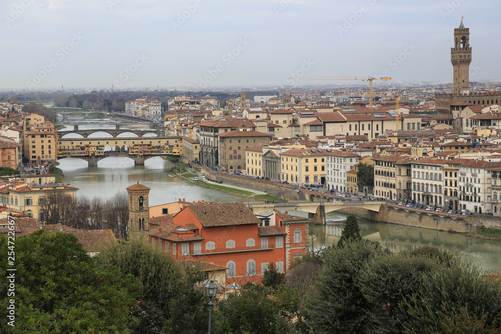 Florenz Italien: Blick vom Aussichtsplatz Piazzale Michelangelo auf die Brücke Ponte Vecchio und das historische Stadtzentrum 
