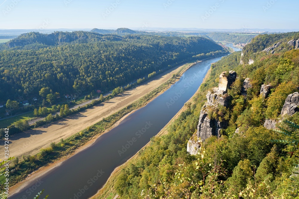 Blick von der Bastei im Elbsandsteingebirge auf den Fluss Elbe bei Rathen