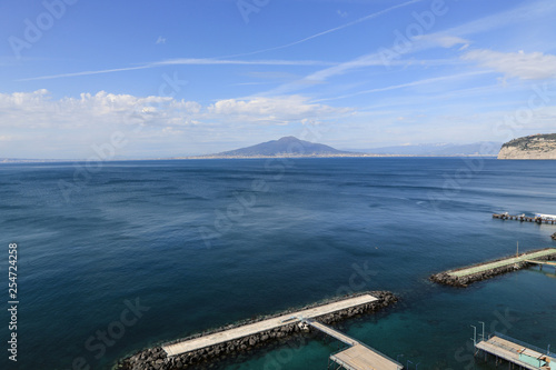 Halbinsel Sorrent Italien: Blick auf den Golf von Neapel und den Vesuv 