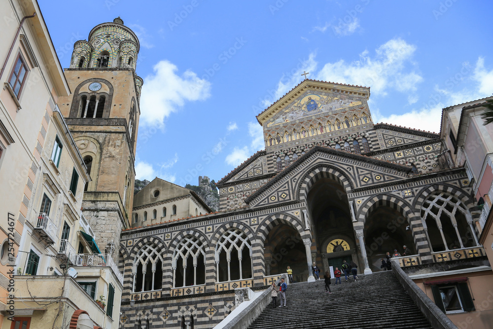Amalfi Italien: Treppe zur mit prächtigen Mosaiken verzierte Schaufassade des Doms
