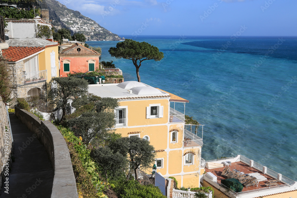Amalfiküste Positano Italien: Blick auf das Meer und die an steilen Hängen gelegenen malerischen bunten Häuser 
