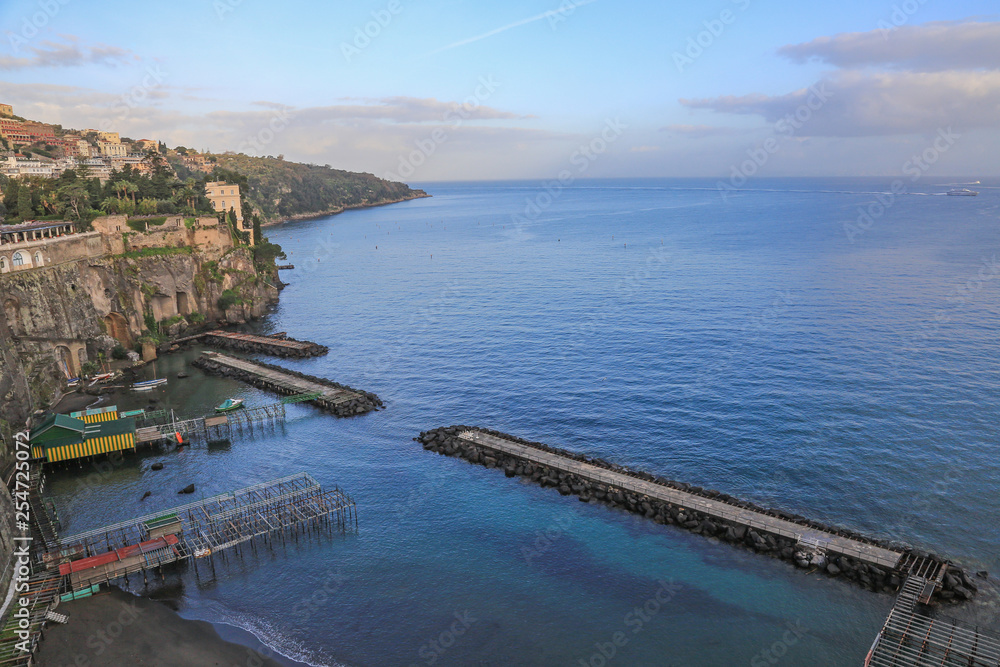 Halbinsel Sorrent Italien: Blick auf eine Bucht mit Bade- und Landungsstegen in Sorrent