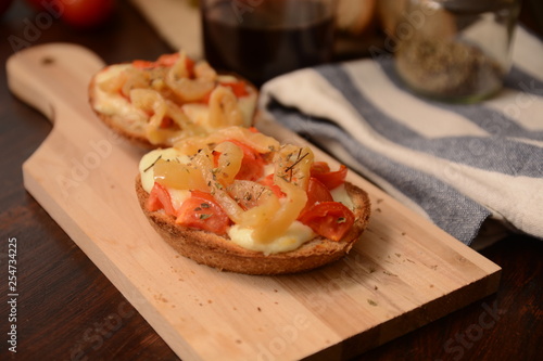 bruschetta tostata al forno con mozzarella pomodoro melenzane sotto olio origano cibo tipico italiano photo