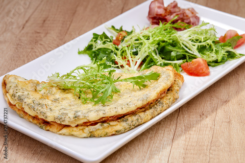 omelette with salad