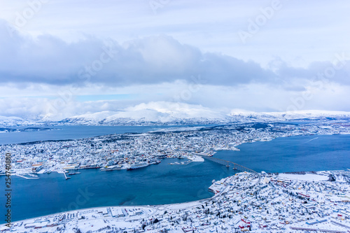 Tromsö, Norwegen / Blick über die Stadt im Winter von oben 