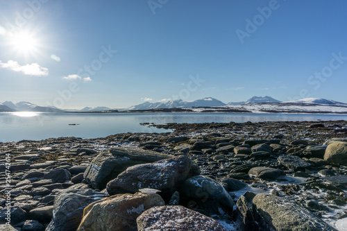 Winterlandschaft / Fjord in Norwegen mit Steinen im Vordergrund