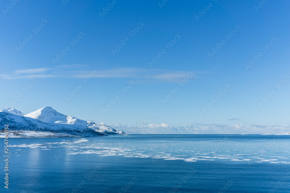Eisschollen im arktischen Wasser am Grøtfjord in Norwegen