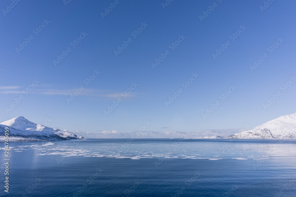 Eisschollen im arktischen Wasser am Grøtfjord in Norwegen Eisschollen im arktischen Wasser am Grøtfjord in Norwegen