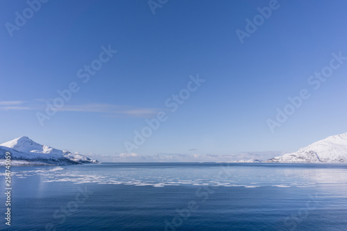 Eisschollen im arktischen Wasser am Grøtfjord in Norwegen
