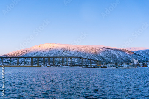 arktische Stadt Tromsö in Norwegen bei Sonnenuntergang