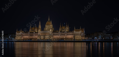 Budapest Parlament  Orsz  gh  z  at Night