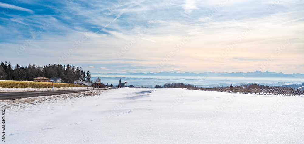 Weitblick über Schneelandschaft und diesiges Tal 2 Weitblick über Schneelandschaft und diesiges Tal 2