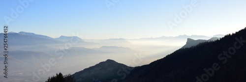 Fototapeta Naklejka Na Ścianę i Meble -  Monts dans la brume