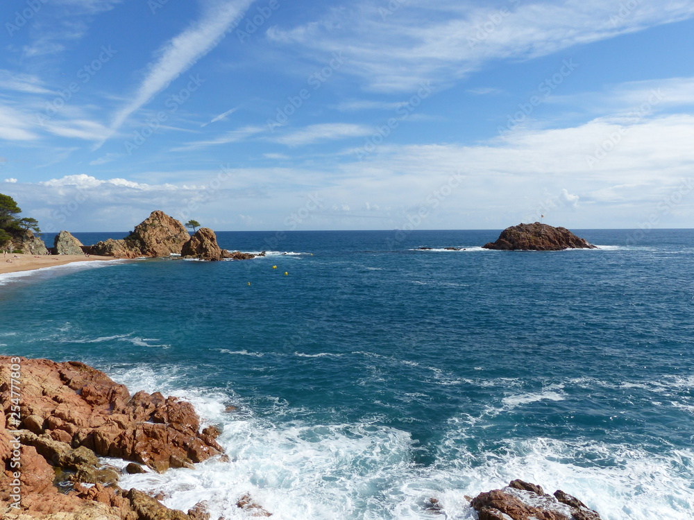 Felsenküste am Meer mit Strand und Insel in Tossa de Mar / Spanien