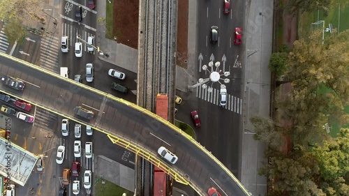 Toma aerea avenidas y metro ciudad de Mexico