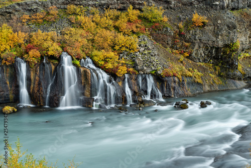 Herbst am Wasserfall Hraunafoss, Island © sailer